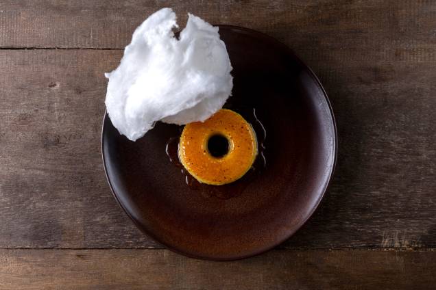 <span>Pudim: feito de tapioca e coberto de algodão doce</span> <span>Pudim: feito de tapioca e coberto de algodão doce</span>