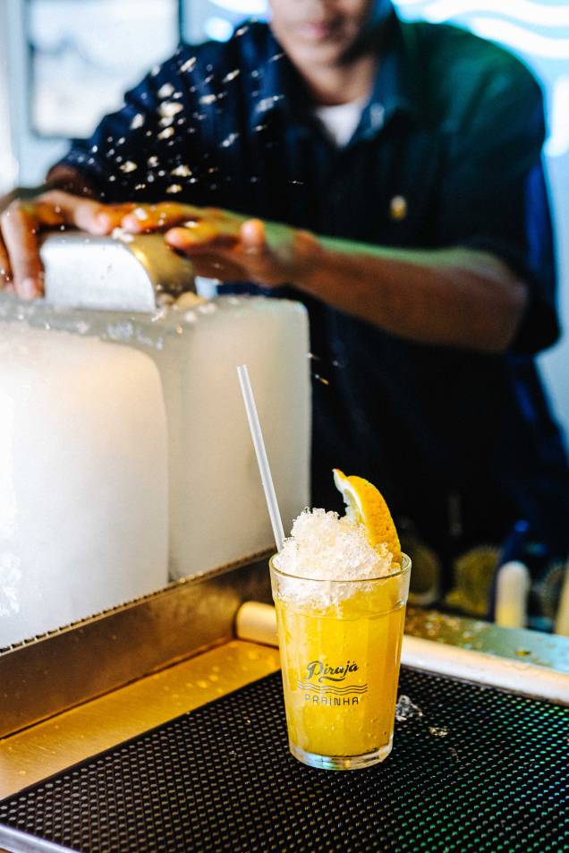 Raspirinha: caipirinha feita com gelo moído Raspirinha: caipirinha feita com gelo moído