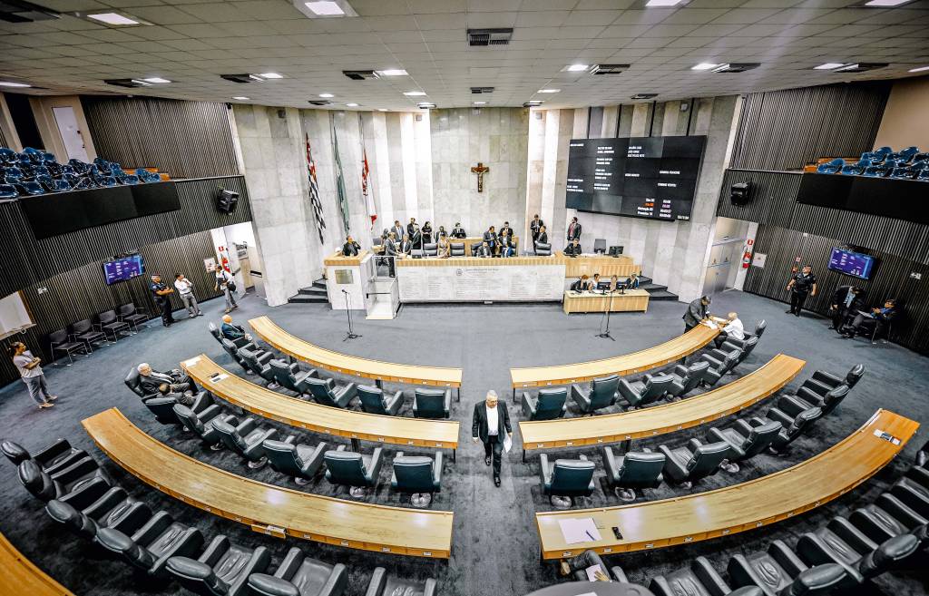 Oito em cada dez projetos aprovados pela Câmara são irrelevantes