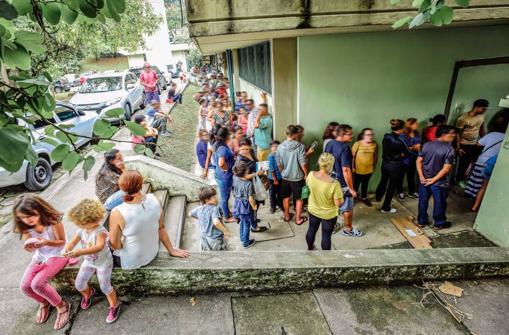 FEBREAMARELA_UBS_JDBOAVISTA_4.jpg Fila para vacinação em posto de saúde