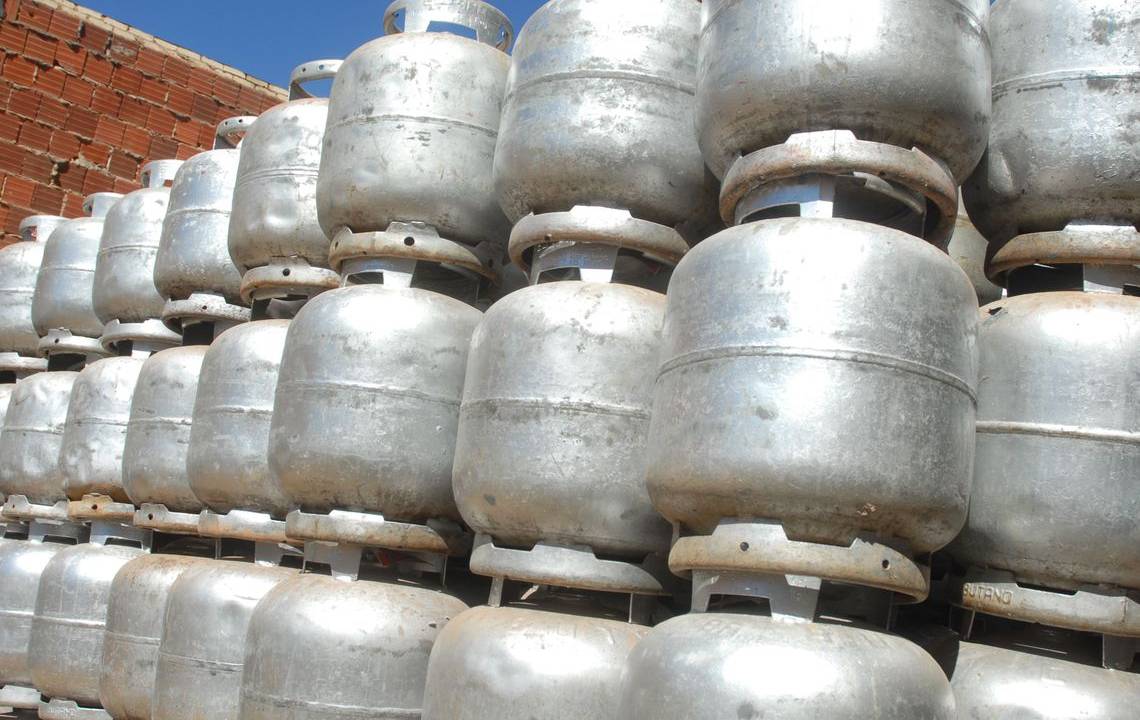 Imagem mostra botijões de gás amontoados