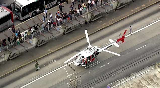 Bombeiros usam helicóptero para socorrer adolescente atropelado por ônibus