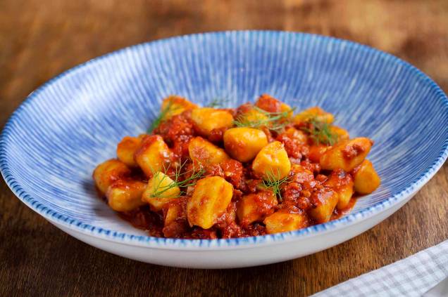 Nhoque de mandioquinha: pedida é feita com ragu de linguiça Nhoque de mandioquinha: pedida é feita com ragu de linguiça