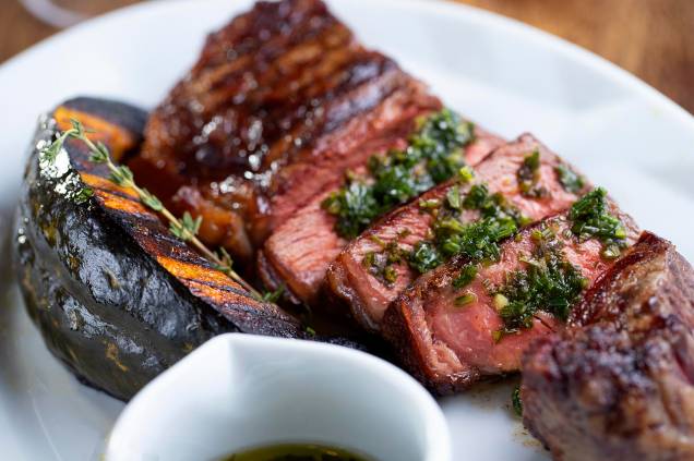Bife de chorizo: acompanha abóbora na brasa Bife de chorizo: acompanha abóbora na brasa