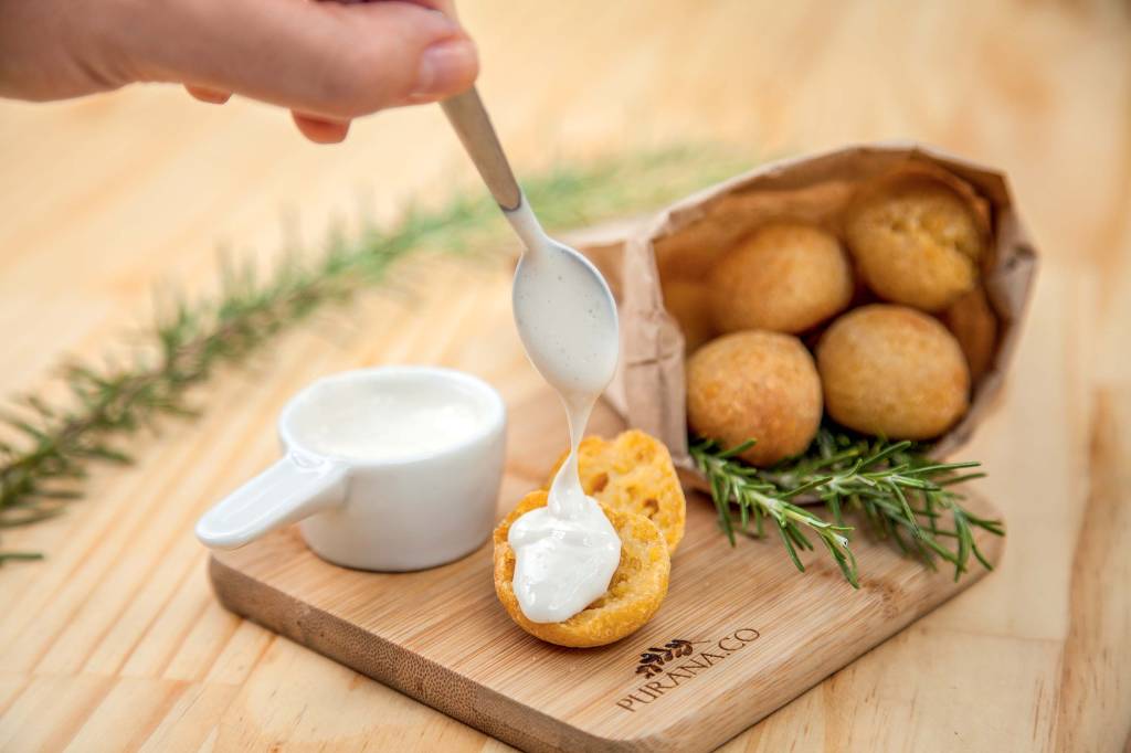 pãezinhos de mandiquinha e inhame_04.jpg Tábua com pão de mandioquinha em cima