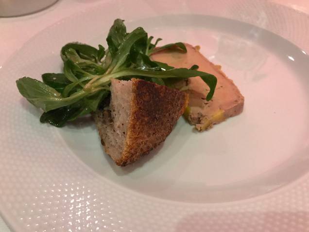 Foie gras com salada de mache ao azeite de amendoim: especialidade Foie gras com salada de mache ao azeite de amendoim: especialidade