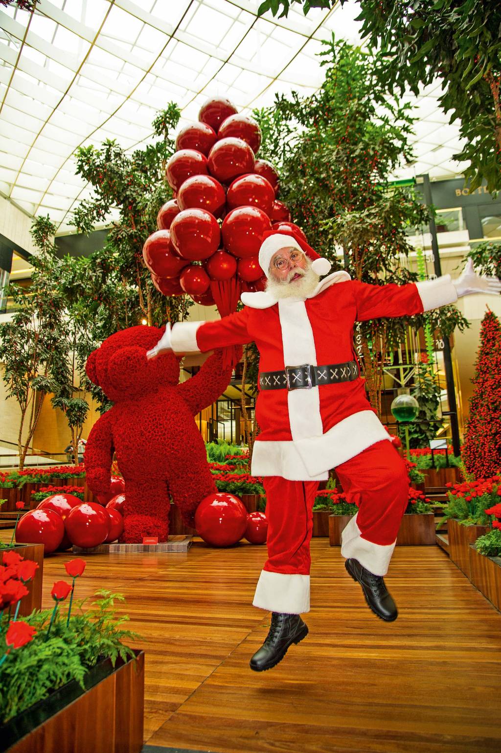 A história de cinco Papais Noéis que animam a criançada nos shoppings