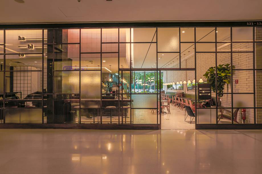 Entrada envidraçada: por onde se vê o amplo salão Entrada envidraçada: por onde se vê o amplo salão