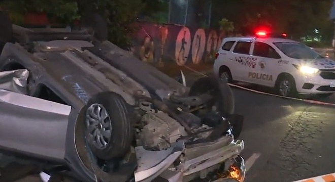 Homem embriagado foge de abordagem policial e capota carro na Zona Oeste