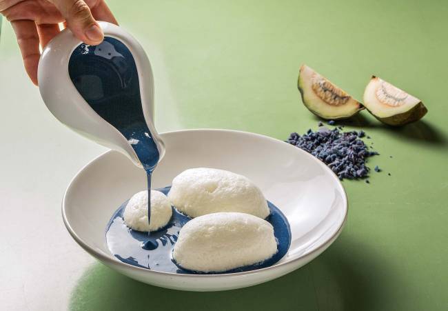Corrutela prato branco com bolas brancas de merengue sendo cobertos por creme inglês azul