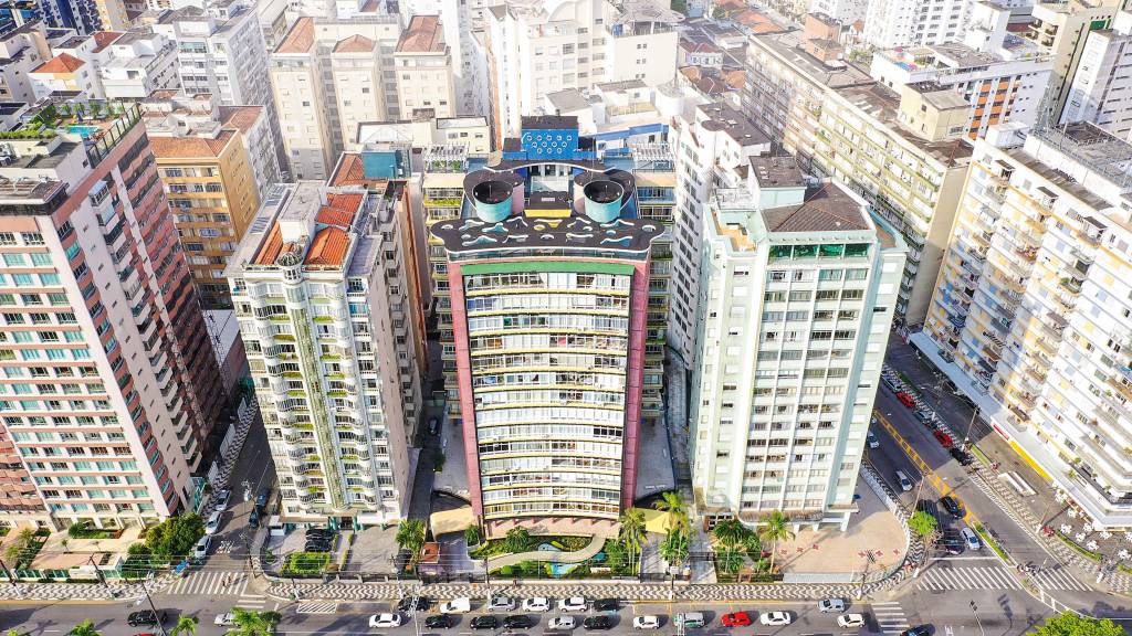 Dos anos 50, prédio ultracolorido de Artacho Jurado se destaca em Santos