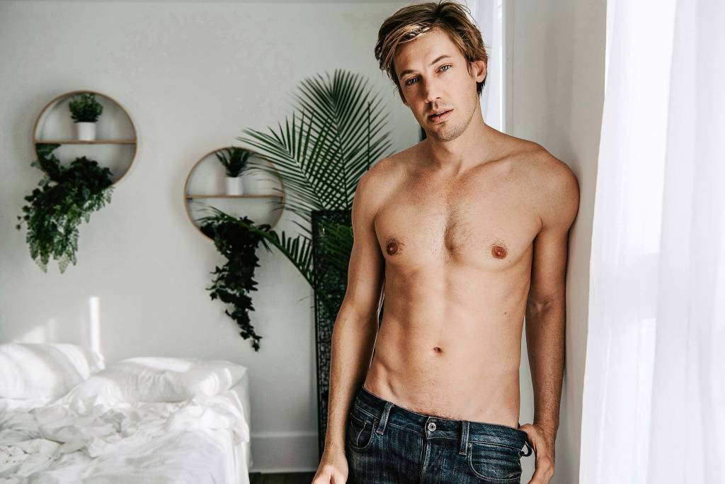 O modelo de 41 anos que passa por jovem universitário