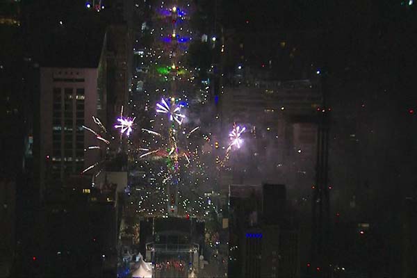 Imagem mostra vista aérea da Avenida Paulista enquanto fogos de artifício explodem