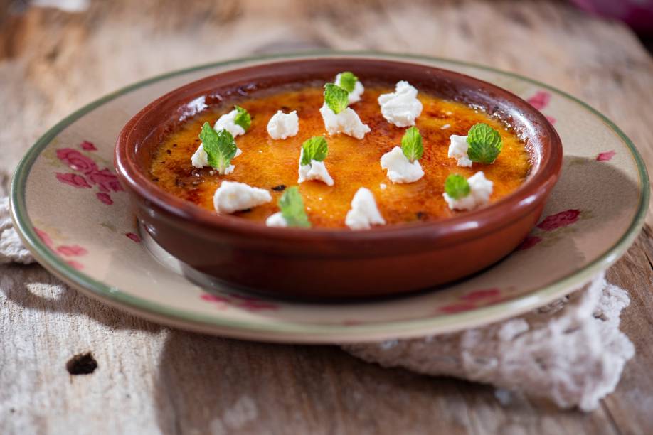 Creme brûlé de goiabada com hortelã: variação do romeu e julieta nacional