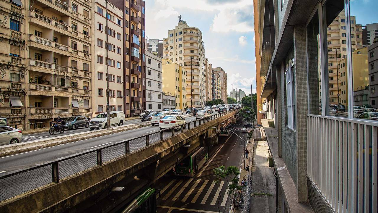 Elevado Costa e Silva visto de cima com prédios ao lado