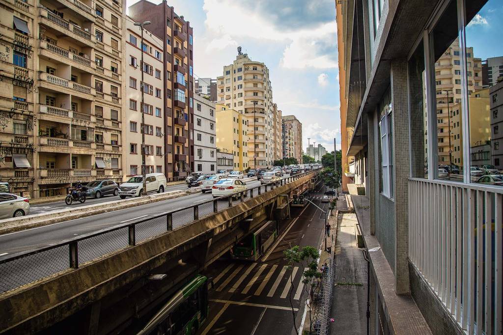 Minhocão Elevado Costa e Silva visto de cima com prédios ao lado