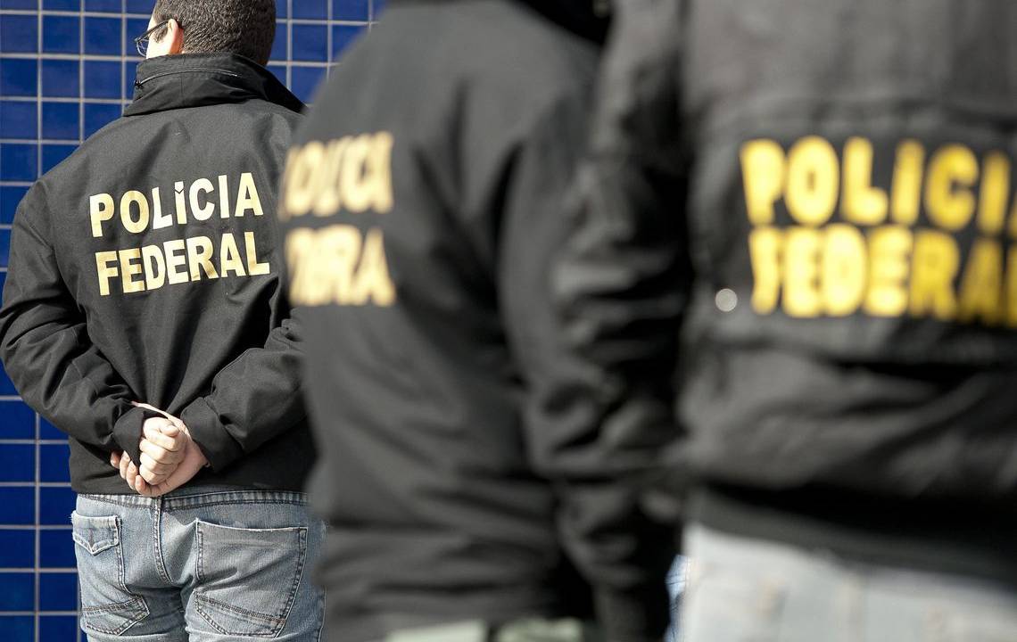 Imagem de policiais federais de costas