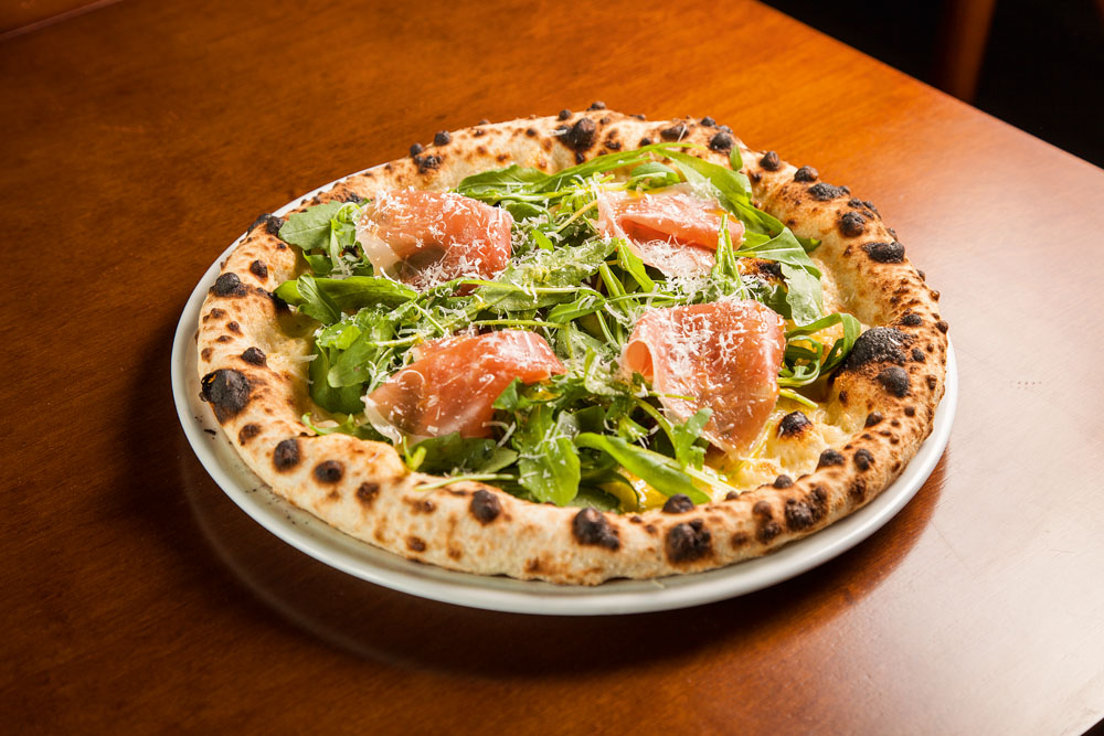 Deveras Pizza Prosciutto e figo: queijos nacionais caciocavallo e tulha, presunto cru, rúcula e compota de figo