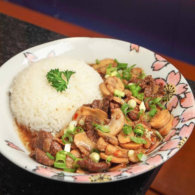 Filé-mignon com molho de ostra, cogumelo-de-paris e cebolinha com arroz: prato executivo Filé-mignon com molho de ostra, cogumelo-de-paris e cebolinha com arroz: prato executivo