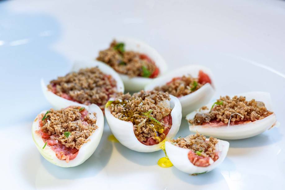 Quibe cru com carne refogada: para comer na cebola com azeite Quibe cru com carne refogada: para comer na cebola com azeite