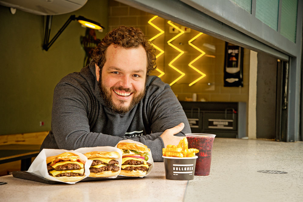 Conheça Thiago Koch, o rei do hambúrguer smash da Bullguer