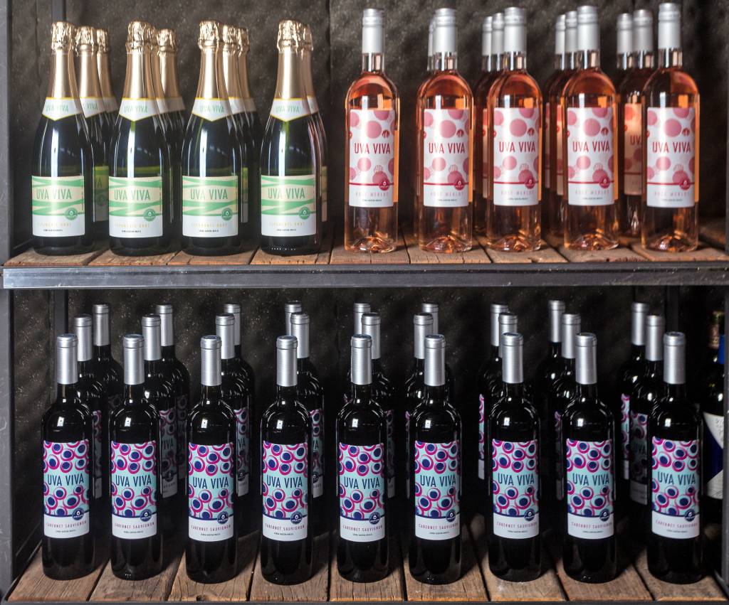 Wine bar de Pinheiros aposta em linha própria de vinhos