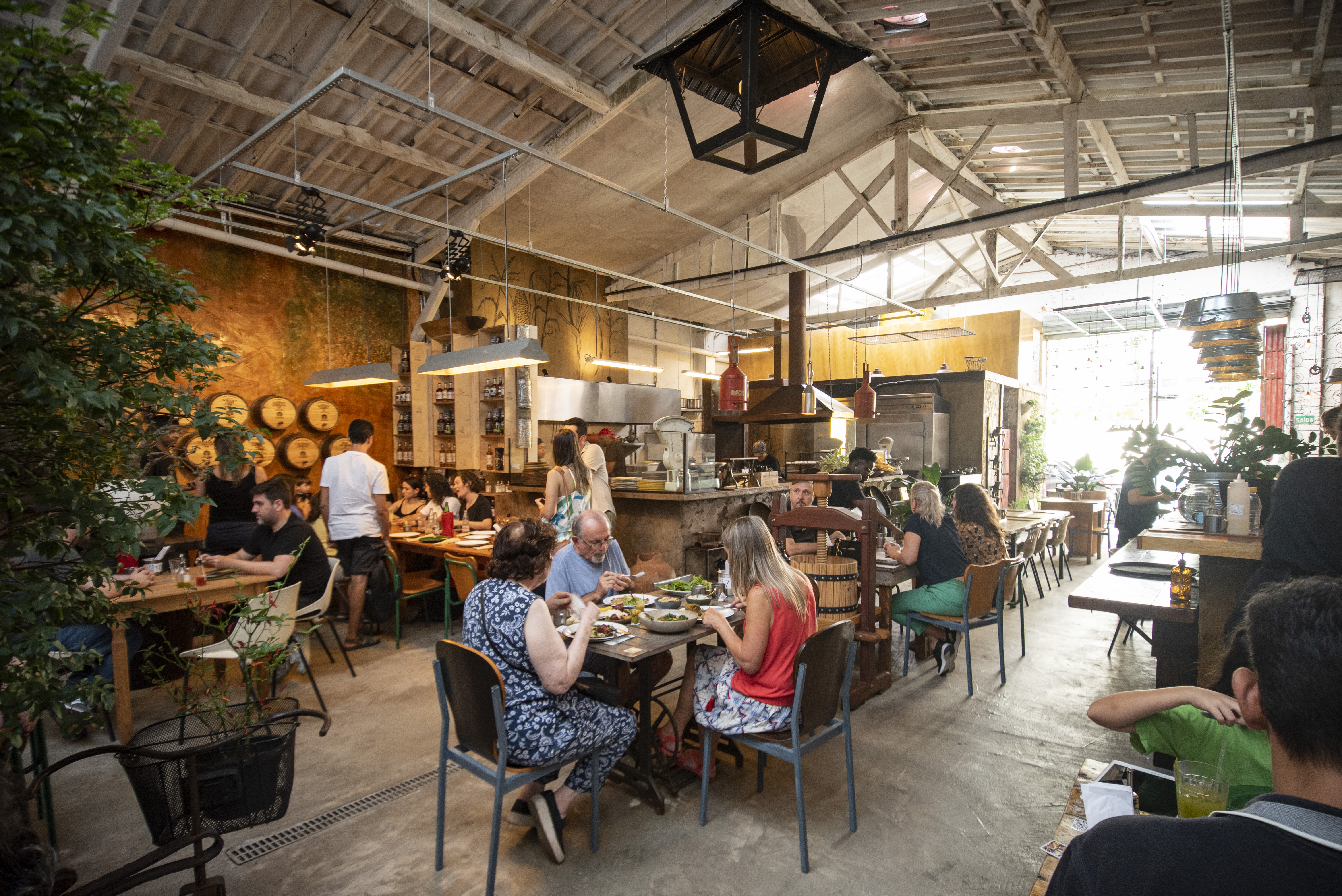 Pessoas comendo em mesas em galp&atilde;o