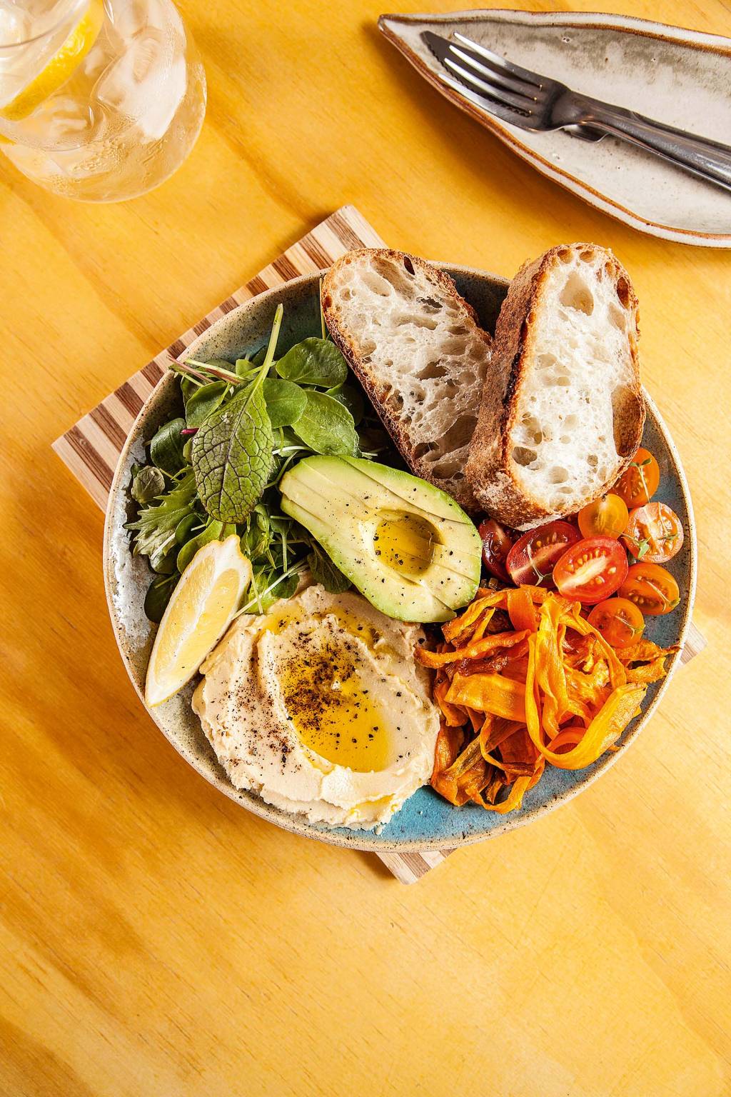 IZA PADARIA ARTESANAL Brunch com hommus, avocado e legumes_03.jpg IZA PADARIA ARTESANAL Brunch com hommus, avocado e legumes_03.jpg