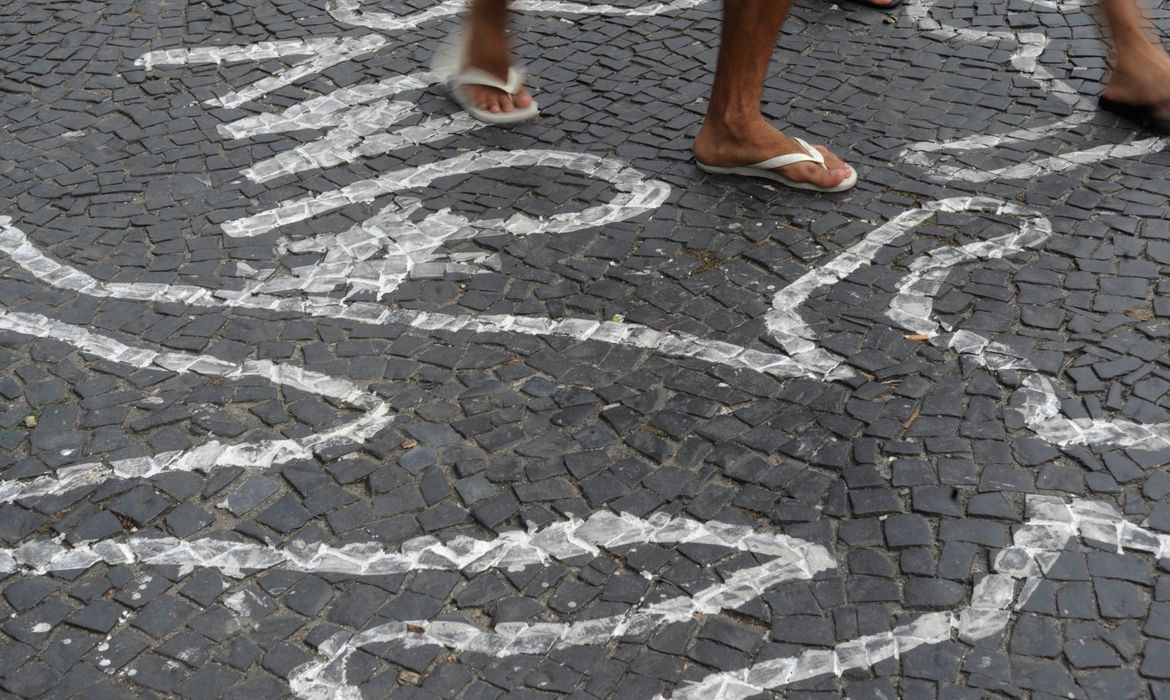 A imagem mostra reconstituição de crime