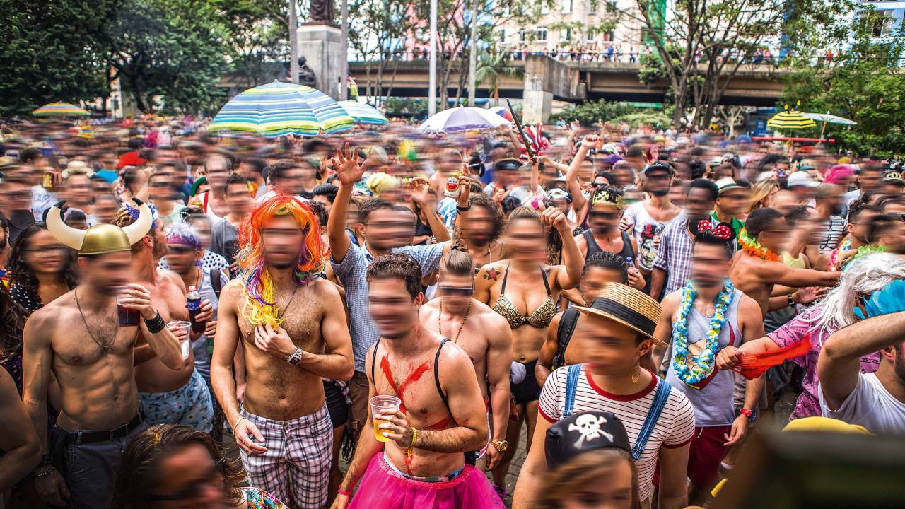 Imagem mostra milhares de pessoas fantasiadas em rua da cidade, durante o carnaval de 2020