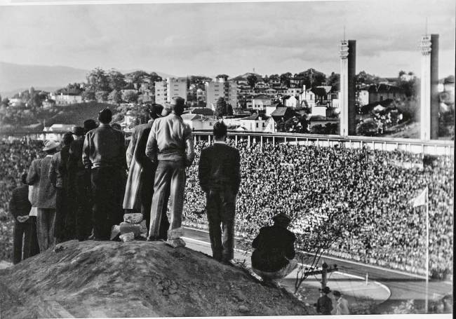 Estádio do Pacaembu, fotografia do livro “Thomaz Farkas, Pacaembu”. Estádio do Pacaembu, fotografia do livro “Thomaz Farkas, Pacaembu”.