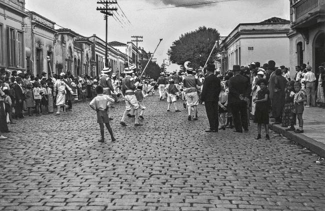 Grupo Carnavalesco Barra Funda, bloco de carnaval desfilando Grupo Carnavalesco Barra Funda, bloco de carnaval desfilando