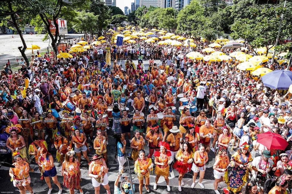 A imagem mostra foliões no bloco Bangalafumenga, em Pinheiros