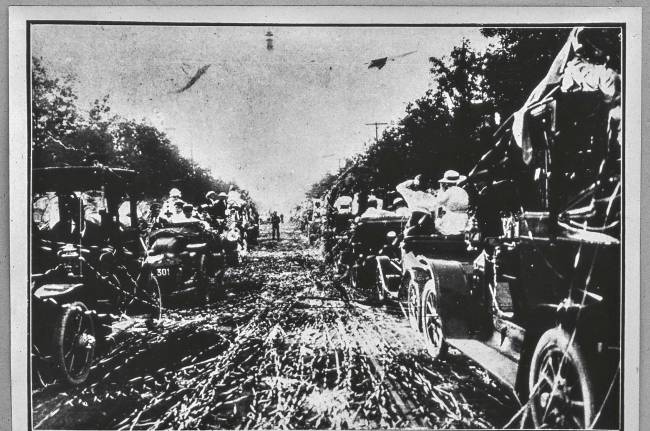 carnaval na avenida paulista 1910 Corso de imigrantes durante o carnaval da Avenida Paulista na década de 1910.