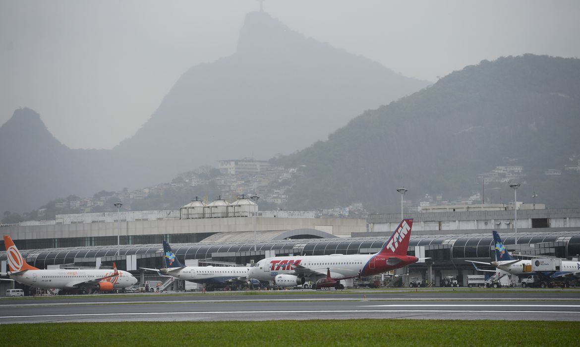 Foto de uma pista de aeroporto