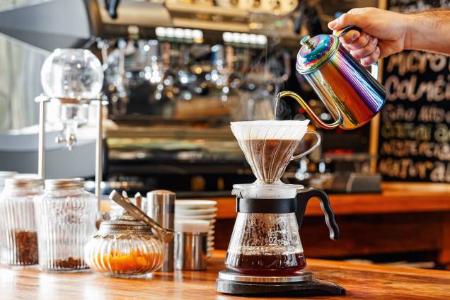 Café coado no Hario V60: um dos métodos servidos na casa Café coado no Hario V60: um dos métodos servidos na casa