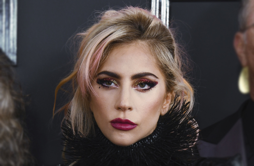 A imagem mostra o rosto de Lady Gaga. Ela está com expressão séria.