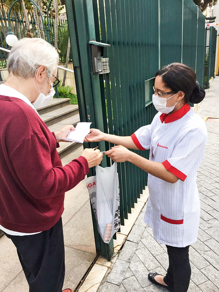 Farmácias retomam pedidos a pé e entregam carta com mensagem positiva