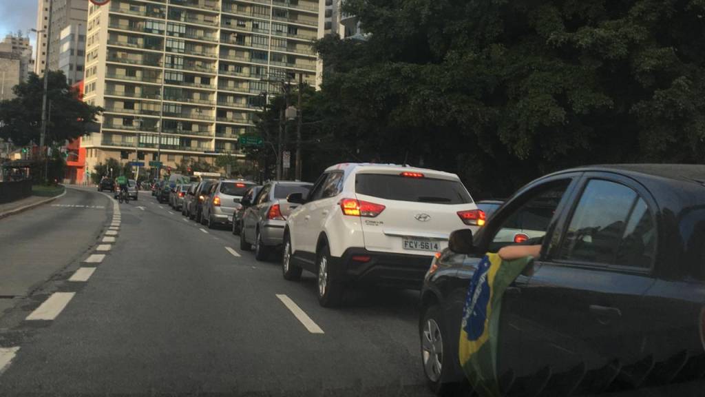 Dentro de carros, manifestantes pedem “Fora Doria” na Avenida Paulista