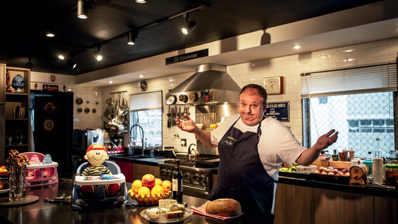 eric jacquin fasendo pose de braços abertos para a câmera