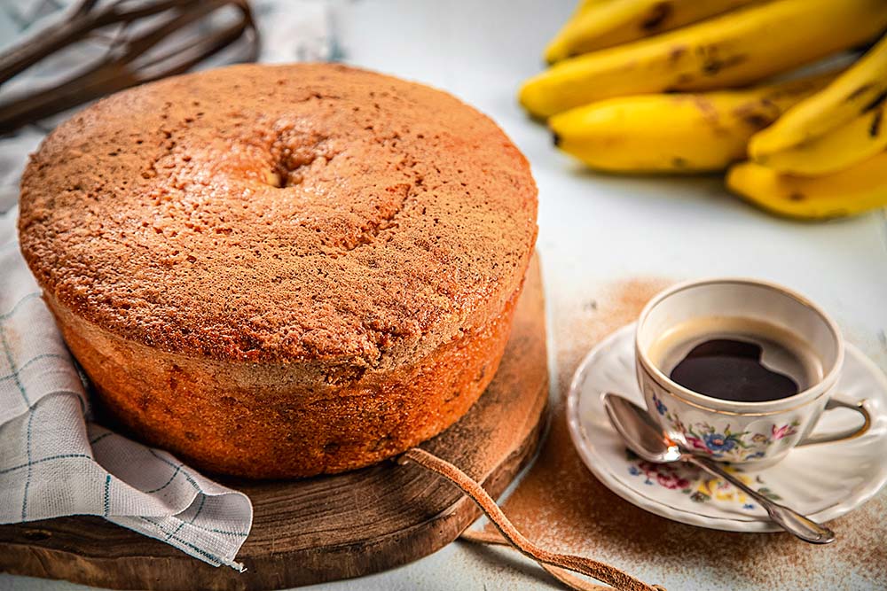 bolo inteiro com uma xícara de café ao lado