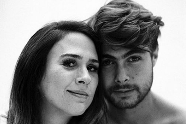 Foto preta e branca de Tata Werneck e Rafa Vitti, que sorriem, com close no rosto