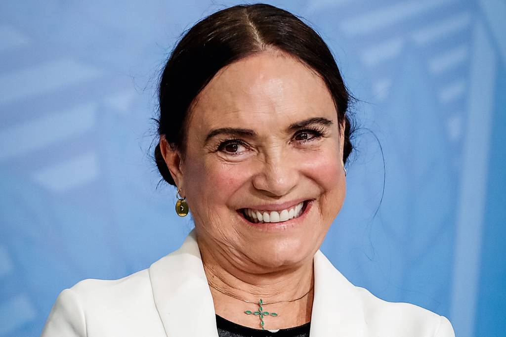 Exoneração de Regina Duarte é publicada no Diário Oficial