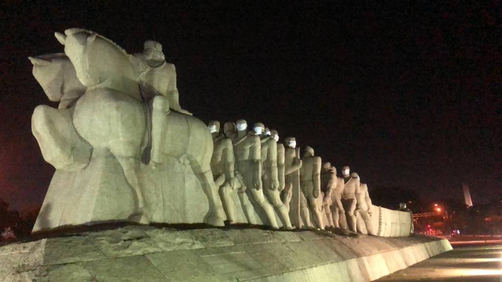 Monumento às Bandeiras ganha máscaras em ação de conscientização