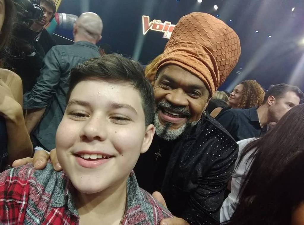 Ex The Voice Kids que foi assassinado é homenageado por Carlinhos Brown