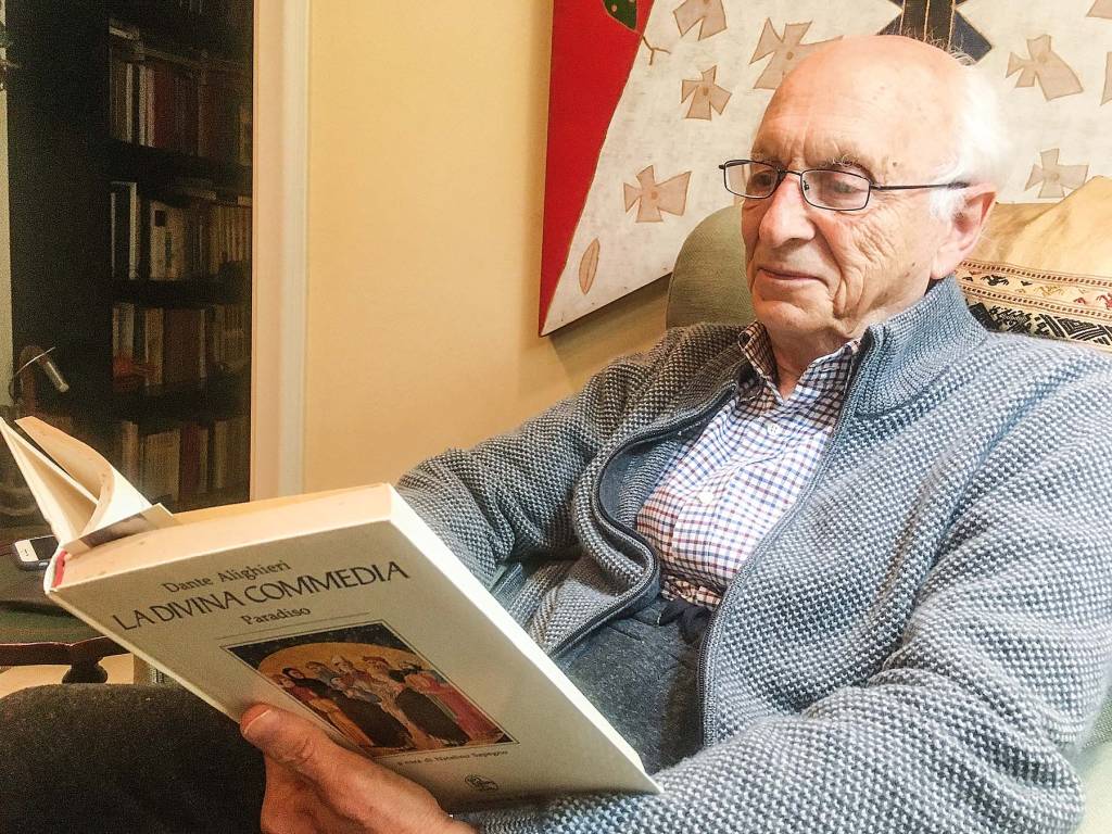 Rubens Ricupero Rubens lendo um livro em seu sofá