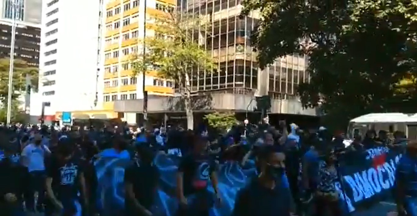 Torcidas fazem ato pró-democracia na Avenida Paulista