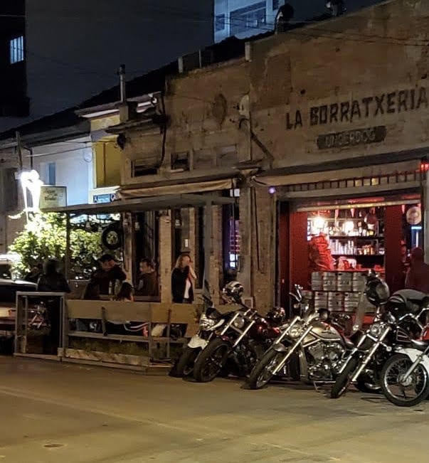 Clientes de take away ocupam parklet em frente ao Underdog, em Pinheiros
