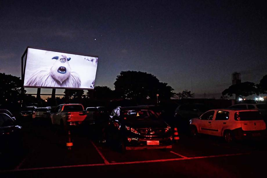 Sessão drive-in que aconteceu em Brasília, em maio