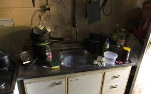 7soq526s3zukyi6um42bhbek0 Imagem mostra suja pia de cozinha, com paredes descascadas